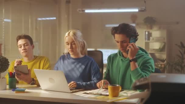 Mladý Tým Manažerů Mluví Telefonu Pracuje Tabletu Notebooku Skupina Dělníků — Stock video