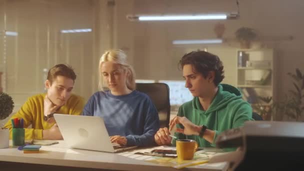 Sebuah Tim Manajer Muda Melihat Monitor Laptop Menyelesaikan Pekerjaan Dan — Stok Video