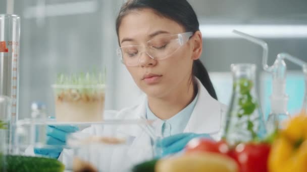 Ung Asiatisk Kvinnlig Forskare Pipetterar Bekämpningsmedel Ett Prov Gröna Groddar — Stockvideo
