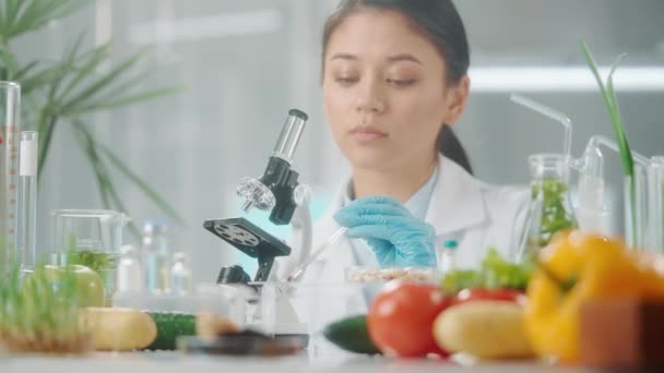 Genç Bir Asyalı Kadın Araştırmacı Kırmızı Sıvı Örneğini Mikroskop Altında — Stok video
