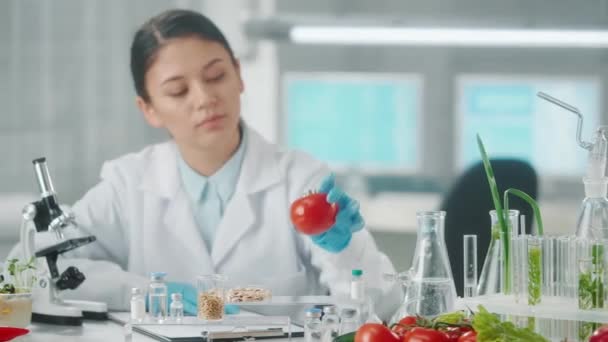 Asiatisk Kvinnlig Forskare Undersöker Röd Tomat Och Antecknar Mikrobiolog Analyserar — Stockvideo