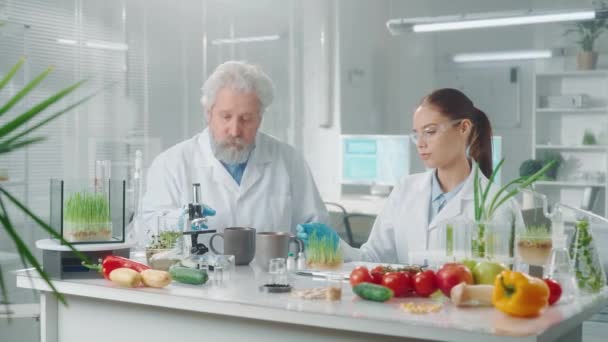 Anciano Científico Masculino Asistente Femenino Beber Tazas Relajarse Investigación Frutas — Vídeo de stock