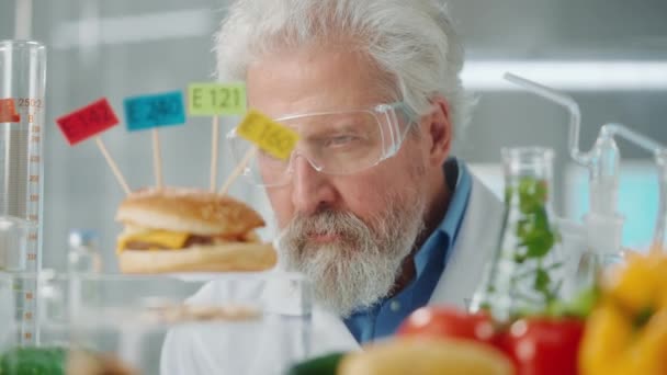 Peneliti Laki Laki Yang Lebih Tua Meneliti Sampel Burger Berlabel — Stok Video