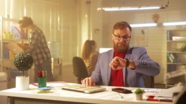 Orta yaşlı şık bir adam dizüstü bilgisayarını kapatıp cep telefonuyla mesaj atıyor. Mavi ceketli ve kırmızı balıkçı yakalı bir işadamı yemek sipariş eder, internetten iletişim kurar, bilgi tarar. Şey...