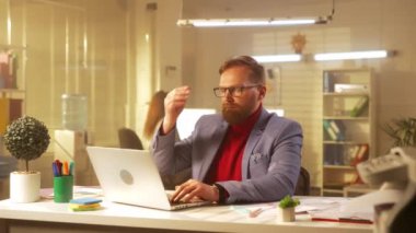 Orta yaşlı bir adam dizüstü bilgisayarda klavye kullanıyor ve ateşi, boğaz ağrısı ve öksürüğü var. Hasta bir işadamı masadaki ofiste çalışıyor. Yönetim ekibi şu anda...