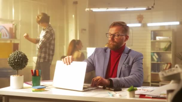 Стильный Мужчина Средних Лет Бородой Закрывает Свой Ноутбук Снимает Очки — стоковое видео
