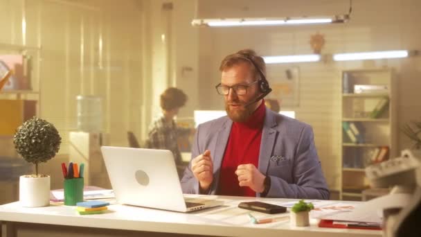 Mężczyzna Średnim Wieku Brodą Komunikuje Się Przez Wideokonferencję Pomocą Laptopa — Wideo stockowe