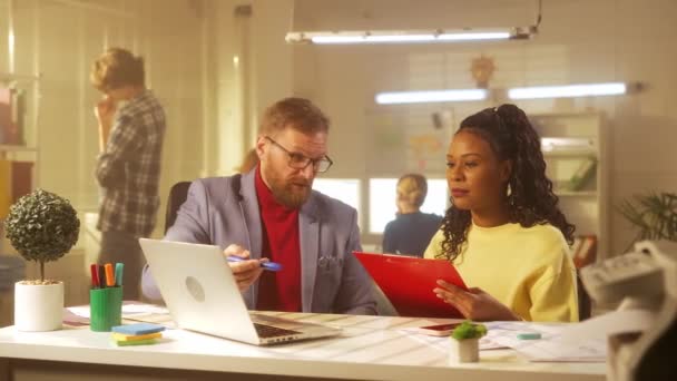 Europejczyk Omawia Nowy Projekt Afroamerykanką Laptopie Szef Dyktuje Zadania Podwładnemu — Wideo stockowe