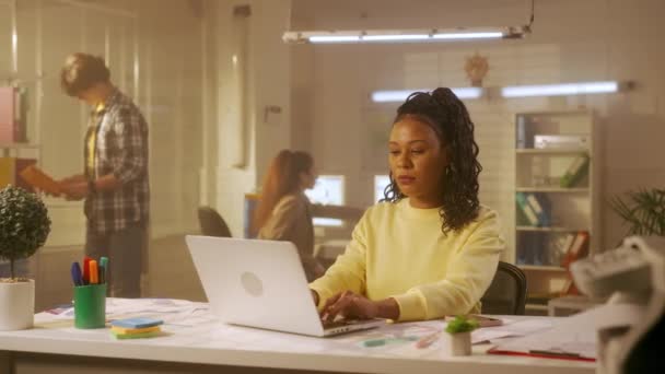 Mladá Afroameričanka Píše Klávesnici Notebooku Stolu Kanceláři Sedí Černá Programátorka — Stock video