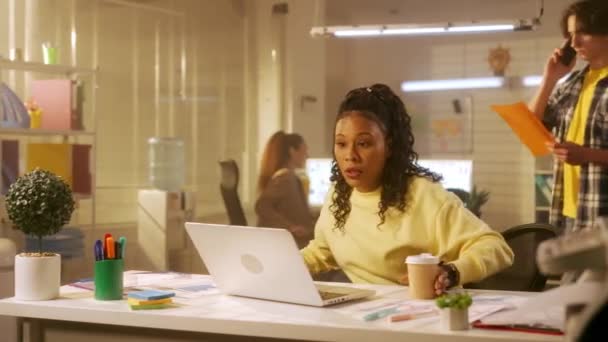 Young African American Woman Late Work Runs Office Sits Table — Stock Video