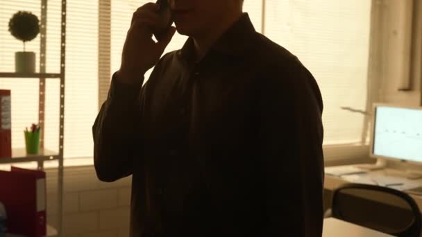 Dunkle Silhouette Eines Mannes Spricht Auf Einem Handy Ein Männlicher — Stockvideo