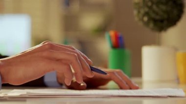 Genç bir adamın yan görüntüsü içine bakıp kontrat imzalamaktır. Patron, yönetici, programcı ya da iş adamı bir kağıt parçasındaki veriyi bir kalemle doldurur. Ofis işi