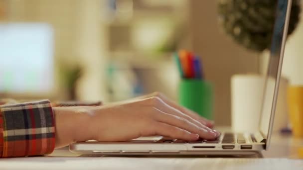Vista Lateral Uma Jovem Mulher Digitando Teclado Laptop Portátil Uma — Vídeo de Stock