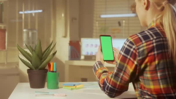 Widok Tyłu Młodej Kobiety Trzyma Telefon Komórkowy Zielonym Ekranem Kierowniczka — Wideo stockowe
