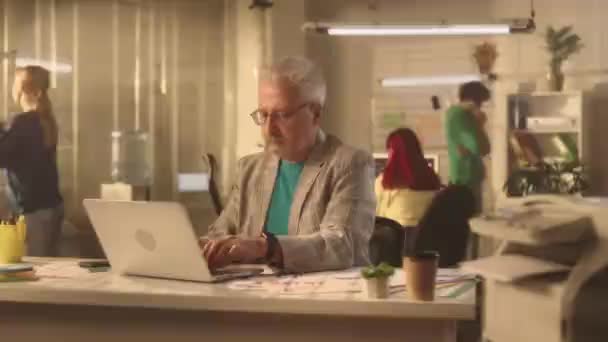 Stárnoucí Muž Zavře Notebook Šlohne Informace Mobilním Telefonu Podnikatel Objednává — Stock video