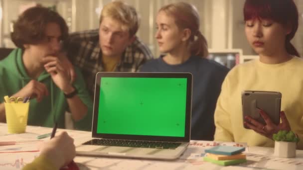 Młoda Grupa Menedżerów Lub Startupów Omawia Nowy Projekt Laptop Zielonym — Wideo stockowe