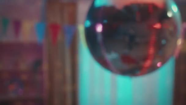 暗い部屋で回転するミラーディスコボールを閉じ込めました 鏡の球が回転し 光の色の光線を反射します 休日のパーティー ディスコ お祝いや誕生日の概念 ワークスペース — ストック動画