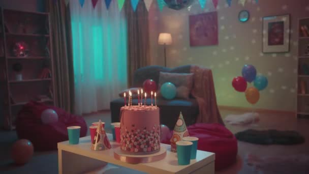 파티나 생일에 장식된 위에는 촛불을 태우고 축제용 모자를 케이크가 풍선으로 — 비디오