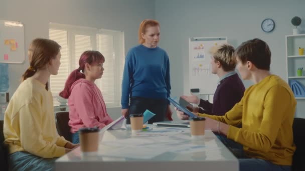 女领导训斥了年轻的管理团队 并指出了他们的错误 一群年轻的经理 他们在一个现代化的办公室里一起工作 合作团队精神 战略规划 — 图库视频影像