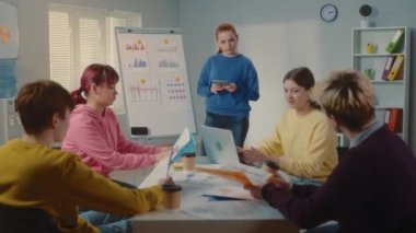 Genç iş adamları, beyin fırtınası projesinde birlikte çalışıyorlar. Takım çalışması, strateji planlaması, küçük işletme girişimi şirketi veya ofis iş arkadaşı işbirliği konsepti. Gençler grubu