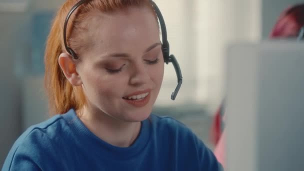 Ung Kvinna Kundtjänst Agent Call Center Operatör Trådlöst Headset Prata — Stockvideo