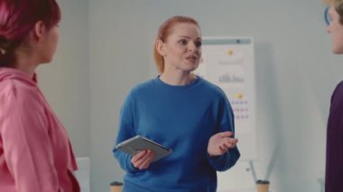 Genç Asyalı kadın ve Avrupalı erkek el sıkışıyor. Bir kadın lider yöneticileri iyi bir proje için ya da takım çalışmasının başarılı bir sonucu için tebrik eder. Takım çalışması, strateji planlaması, girişim şirketi veya