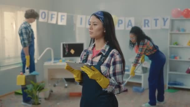 Asiatische Junge Frau Betritt Büro Putzdaten Nach Party Digitales Tablet — Stockvideo