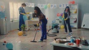Kurumsal bir partiden sonra çok uluslu bir temizlik ekibi ofisi temizliyor. Afro-Amerikalı bir kadın, Asyalı bir kadın ve Avrupalı bir erkek yerleri paspaslar, çöp torbasında çöp temizler ve toplarlar.