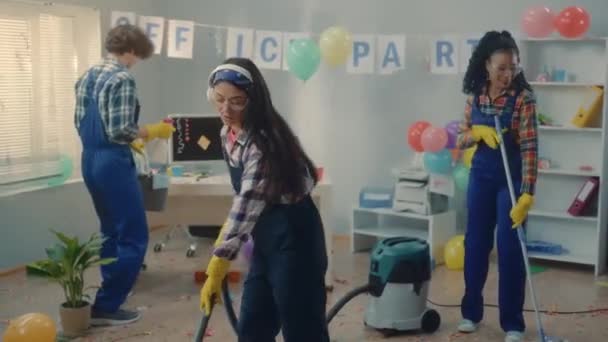 Eine Multinationale Gruppe Von Reinigungskräften Räumt Das Büro Nach Der — Stockvideo