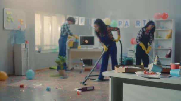 Reinigungskräfte Räumen Das Büro Nach Einer Firmenparty Auf Eine Afroamerikanerin — Stockvideo