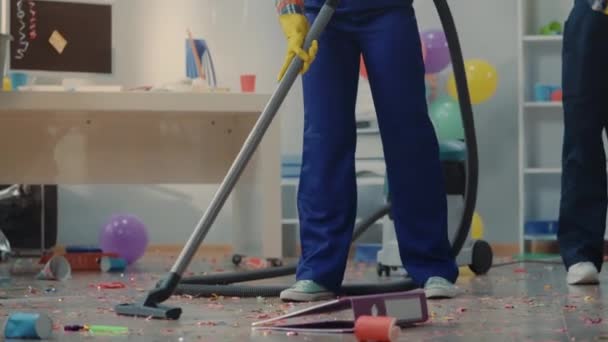 クリーナーの認識できないグループは 企業のパーティーの後にオフィスをクリーンアップします 清掃サービス労働者は床を掃除し 掃除機をかけ ゴミ袋にゴミを集めます 清掃サービス 衛生の概念 — ストック動画