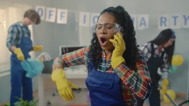Cep Telefonuyla Konuşan Afro Amerikalı Bir Temizlikçi Çok Üzgün Kızgın — Stok video
