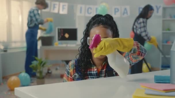 Jovem Afro Americana Limpeza Sprays Senhora Sobre Mesa Limpa Poeira — Vídeo de Stock