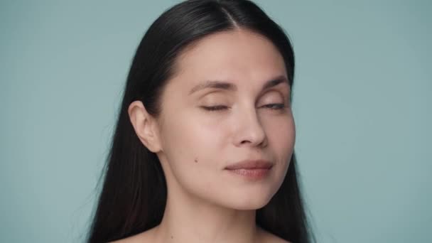 Een Vrouw Toont Een Perfecte Schone Frisse Gezichtshuid Door Haar — Stockvideo