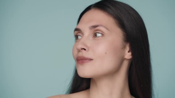 Kvinnan Visar Den Perfekta Rena Och Fräscha Huden Ansiktet Vända — Stockvideo