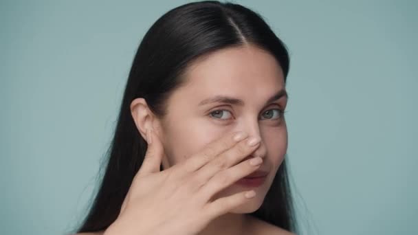 Een Blanke Vrouw Raakt Huid Onder Haar Ogen Toont Afwezigheid — Stockvideo