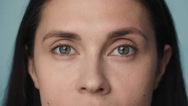 青い背景に若い女性の美しい目を閉じます 良いビジョンと目のケア コンタクトレンズ 自然の女性の美しさ 目の輪郭ケアのための化粧品ライン — ストック写真