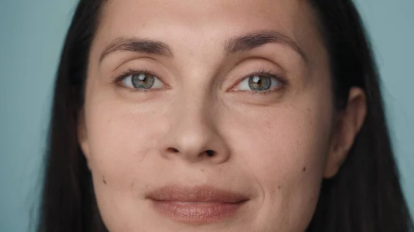 Vackra Ögon Från Ung Kvinna Närbild Kvinnlig Ansikte Med Ren — Stockfoto