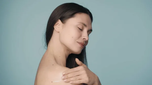 Med Långsamma Massagerörelser Applicerar Kvinnan Krämen Axeln Flickan Med Ett — Stockfoto