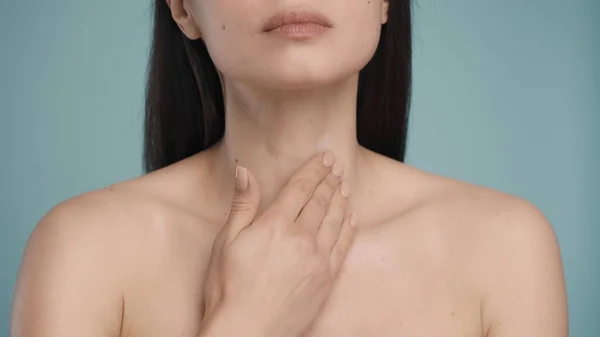 Kvinna Applicerar Kräm Halsen Med Långsamma Massagerörelser Gnider Kvinna Krämen — Stockfoto