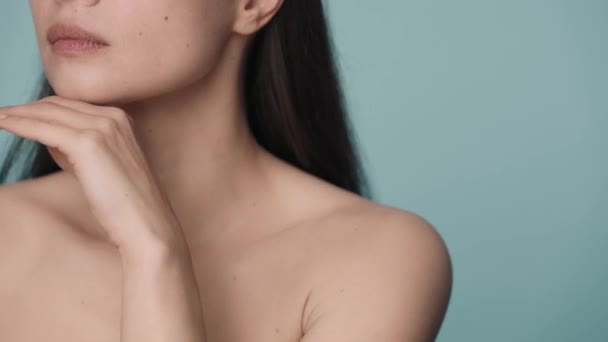 Mujer Seminude Pasa Mano Bien Arreglada Sobre Barbilla Hasta Cuello — Vídeo de stock