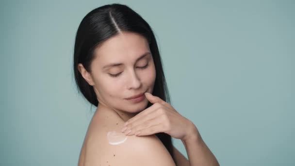 Met Trage Massagebewegingen Brengt Vrouw Crème Haar Schouder Aan Het — Stockvideo