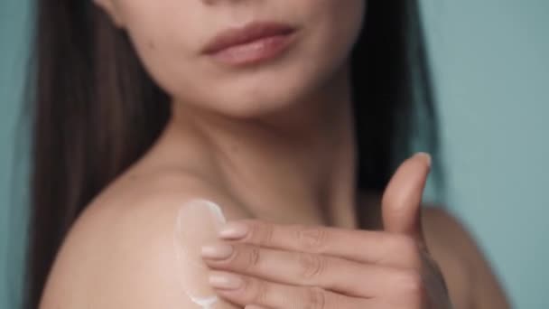 Met Trage Massagebewegingen Brengt Vrouw Crème Haar Schouder Aan Een — Stockvideo