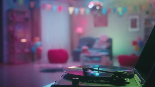 Lustrzana Kula Disco Rzuca Wielobarwne Refleksje Gramofon Płyt Winylowych Zbliżenie — Wideo stockowe