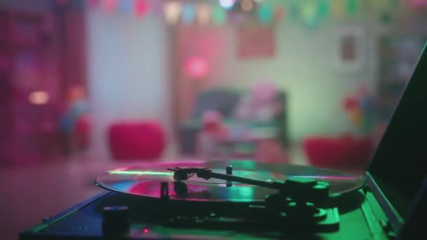 빈티지 턴테이블 위에서 음반을 파티를 꾸며진 과가까운 곳에서 카메라 디스코 — 비디오