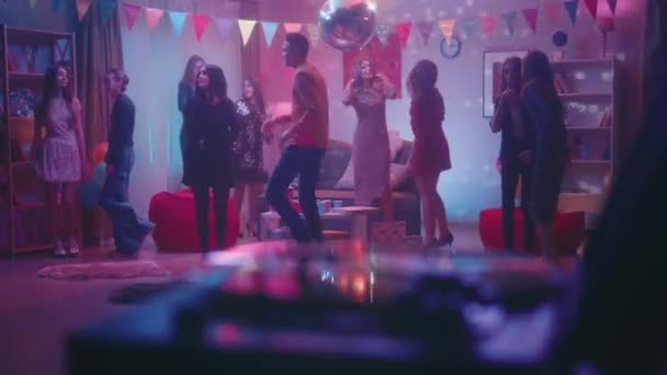 Друзі Вечірці Діти Танцюють Кімнаті Диско Кулькою Музики Яку Грають — стокове відео