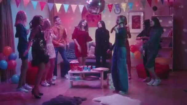 Bir Grup Arkadaş Bir Partide Gayretle Dans Ediyor Siyahlı Kız — Stok video