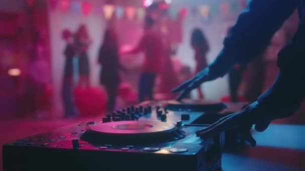 Mężczyźni Mieszają Muzykę Konsoli Niewyraźnym Tle Tańczących Ludzi Kamera Skupia — Wideo stockowe
