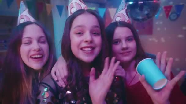 Tres Chicas Con Sombreros Festivos Cabeza Vasos Papel Las Manos — Vídeo de stock