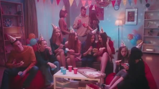 Adolescentes Chapéus Festivos Partido Casa Comem Pizza Bebem Xícaras Papel — Vídeo de Stock